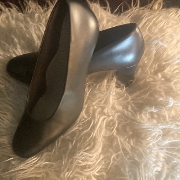 New Women’s Ashley Taylor’s Gray Dress Pumps
7 1/2. - Picture 4 of 10